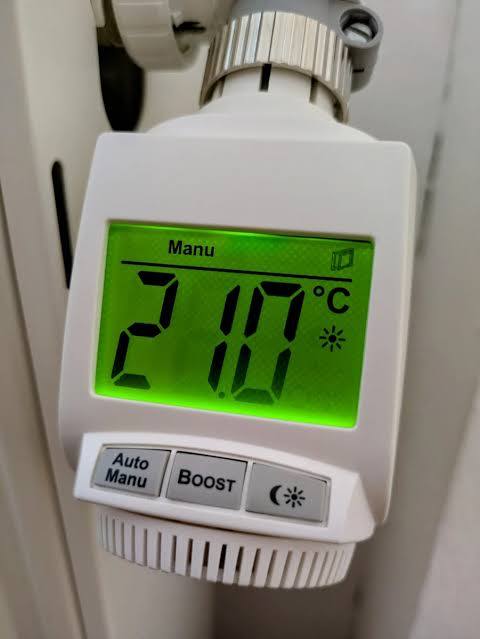 A MAX! eq3 smart thermostat on the radiator, set to 21°C